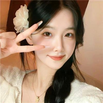 她背后的那双手